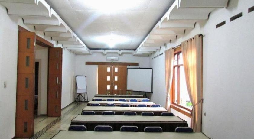 Hotel Riche Heritage Alun Alun